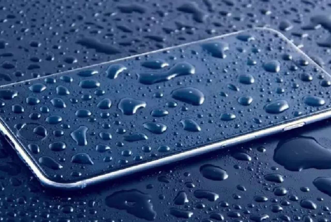 Holi 2023: पानी में गिर गया है Smartphone तो ना हों परेशान, तुरंत करें ये काम