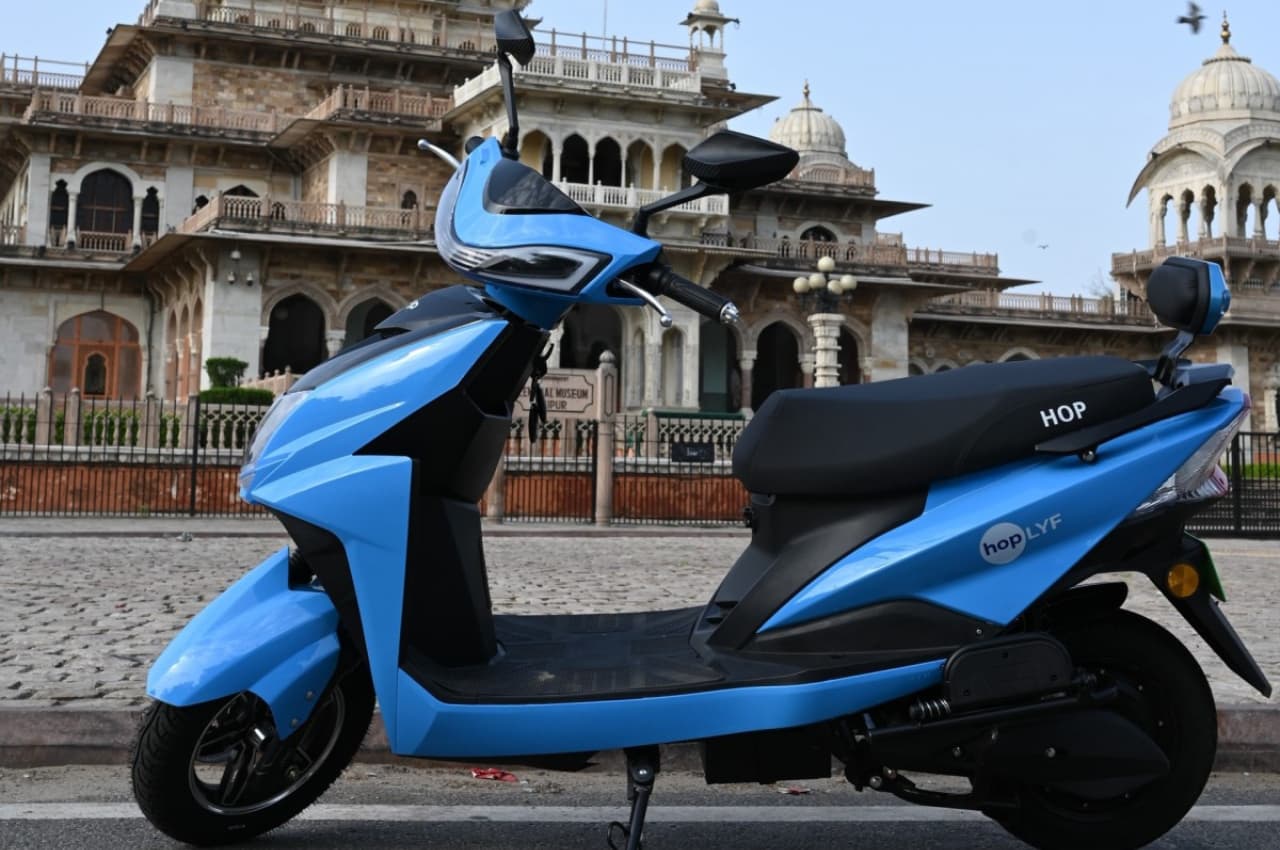 एक बार फुल चार्ज होने पर 125 KM तक चलेगा, इस Electric स्कूटर के फीचर्स हैं की खत्म ही नहीं होते, जानें कीमत