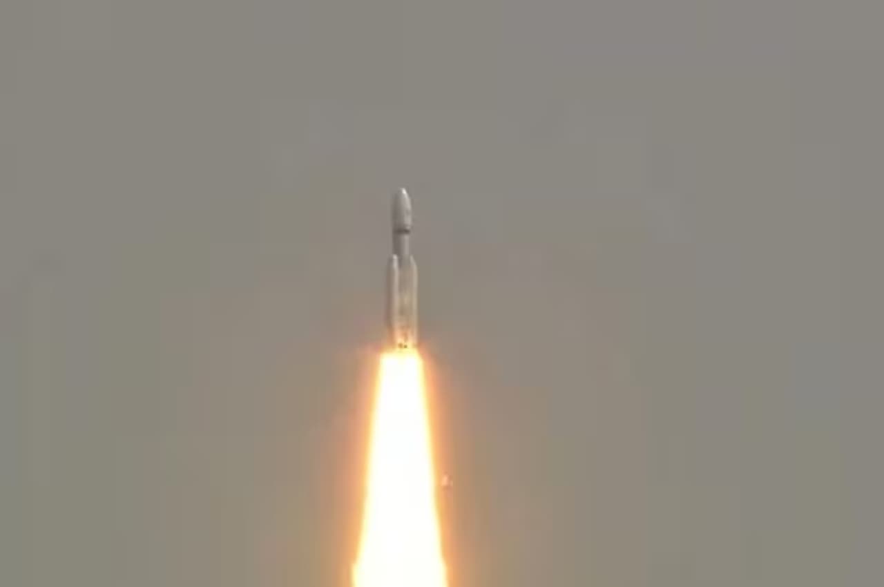 ISRO ने लॉन्च किए ब्रिटेन के सैटेलाइट, LVM-3 रॉकेट 36 ब्रॉडबैंड सैटेलाइट के साथ अंतरिक्ष में रवाना