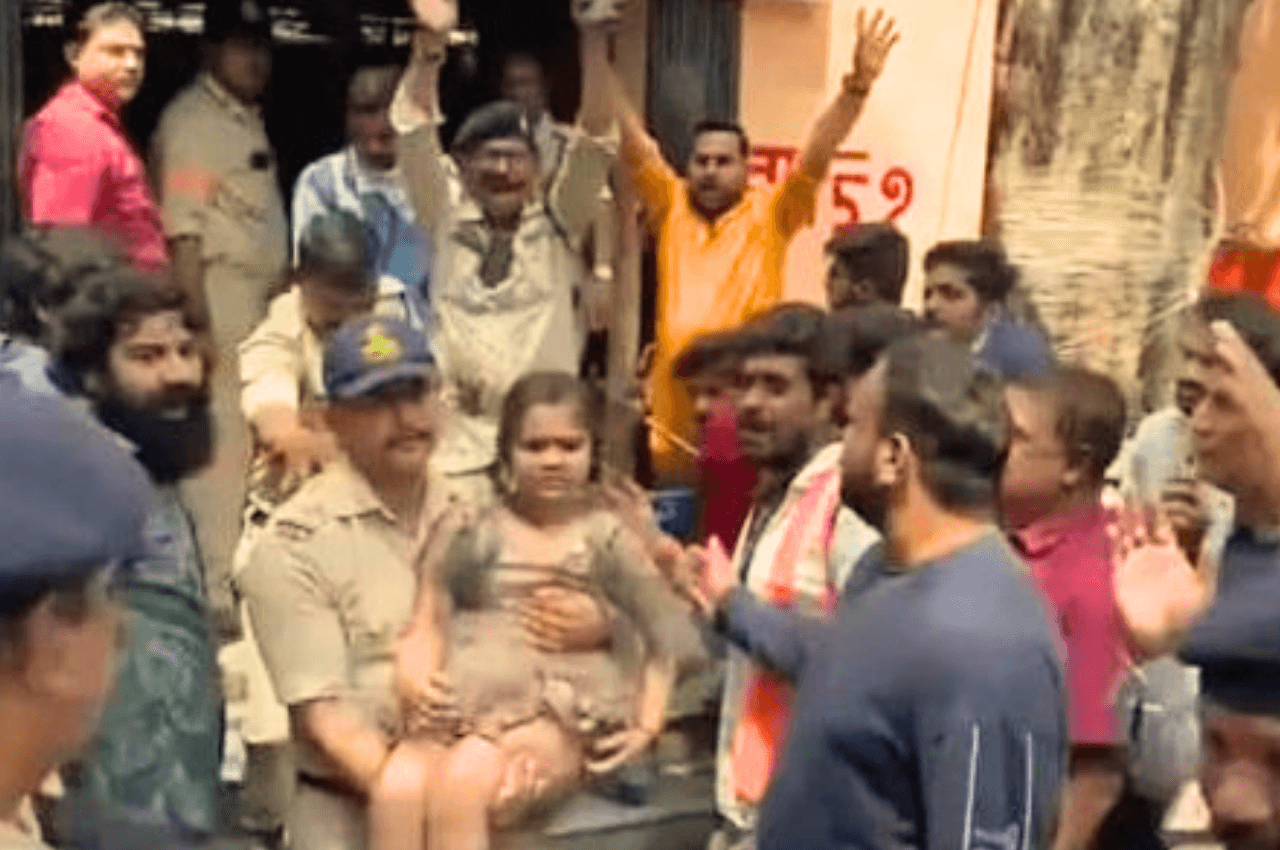 इंदौर के बेलेश्वर मंदिर में बड़ा हादसा, बावड़ी की छत ढहने से अब तक 14 की मौत, 19 को बचाया गया