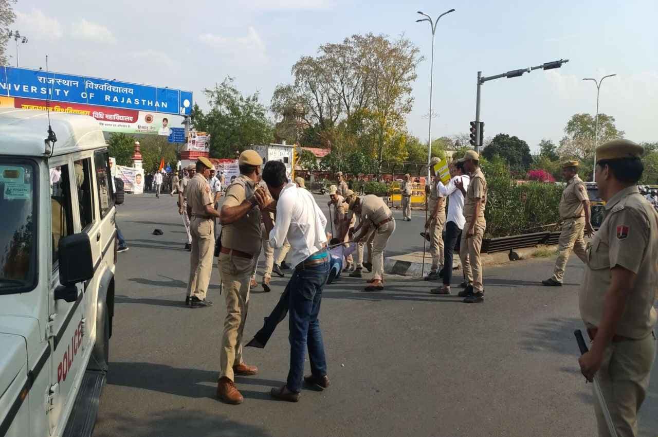 Jaipur News: सीएम को काले झंडे दिखाने वाले 6 एबीवीपी कार्यकर्ता गिरफ्तार, समर्थकों ने किया थाने का घेराव