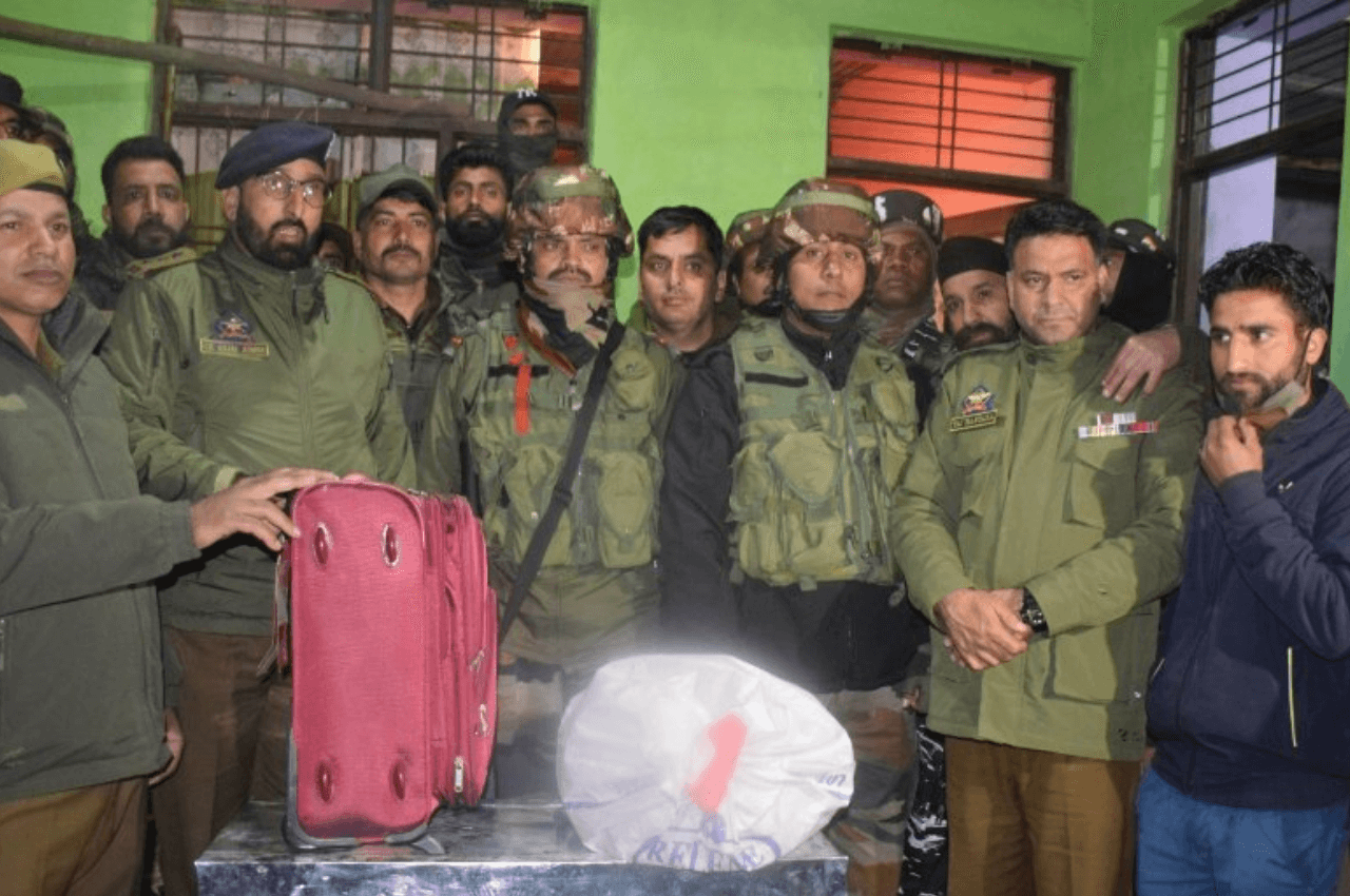 Jammu Kashmir: कश्मीर में जवानों ने ड्रग पेडलर के घर मारा छापा, हेरोइन और रुपयों का ढेर देख उड़ गए होश
