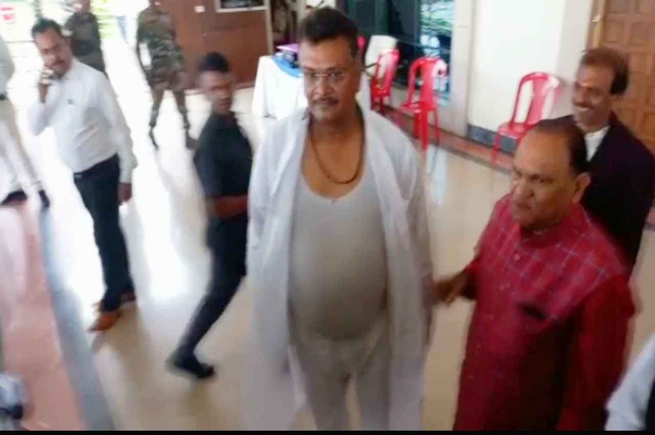 झारखंड विधानसभा में रामनवमी पर डीजे को लेकर हंगामा, BJP विधायक ने वेल में जाकर फाड़ा अपना कुर्ता