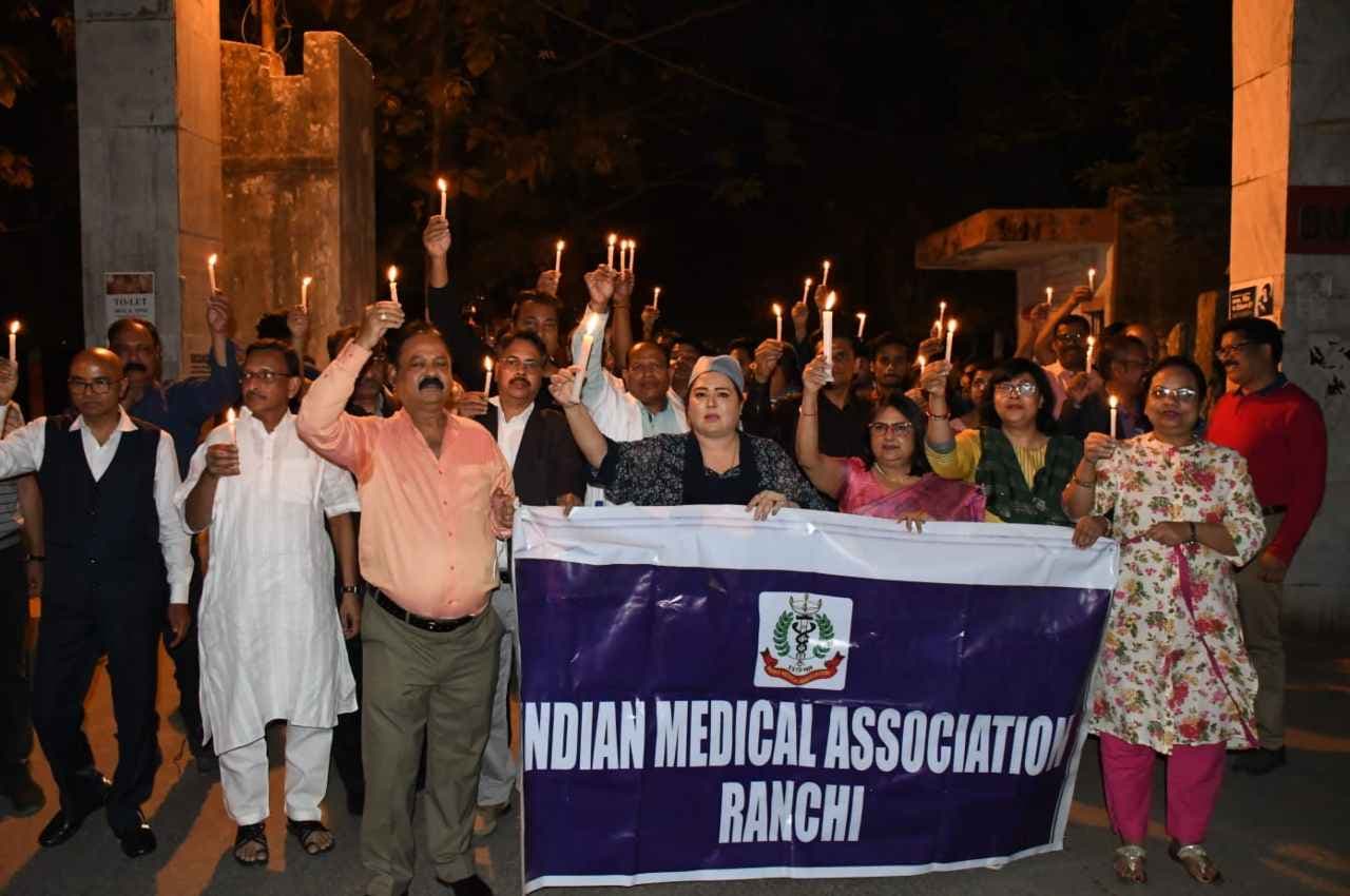 Ranchi News: झारखंड में डॉक्टरों पर हमले बढ़े, कैंडल मार्च के बाद अब दी अनिश्चितकालीन हड़ताल की चेतावनी
