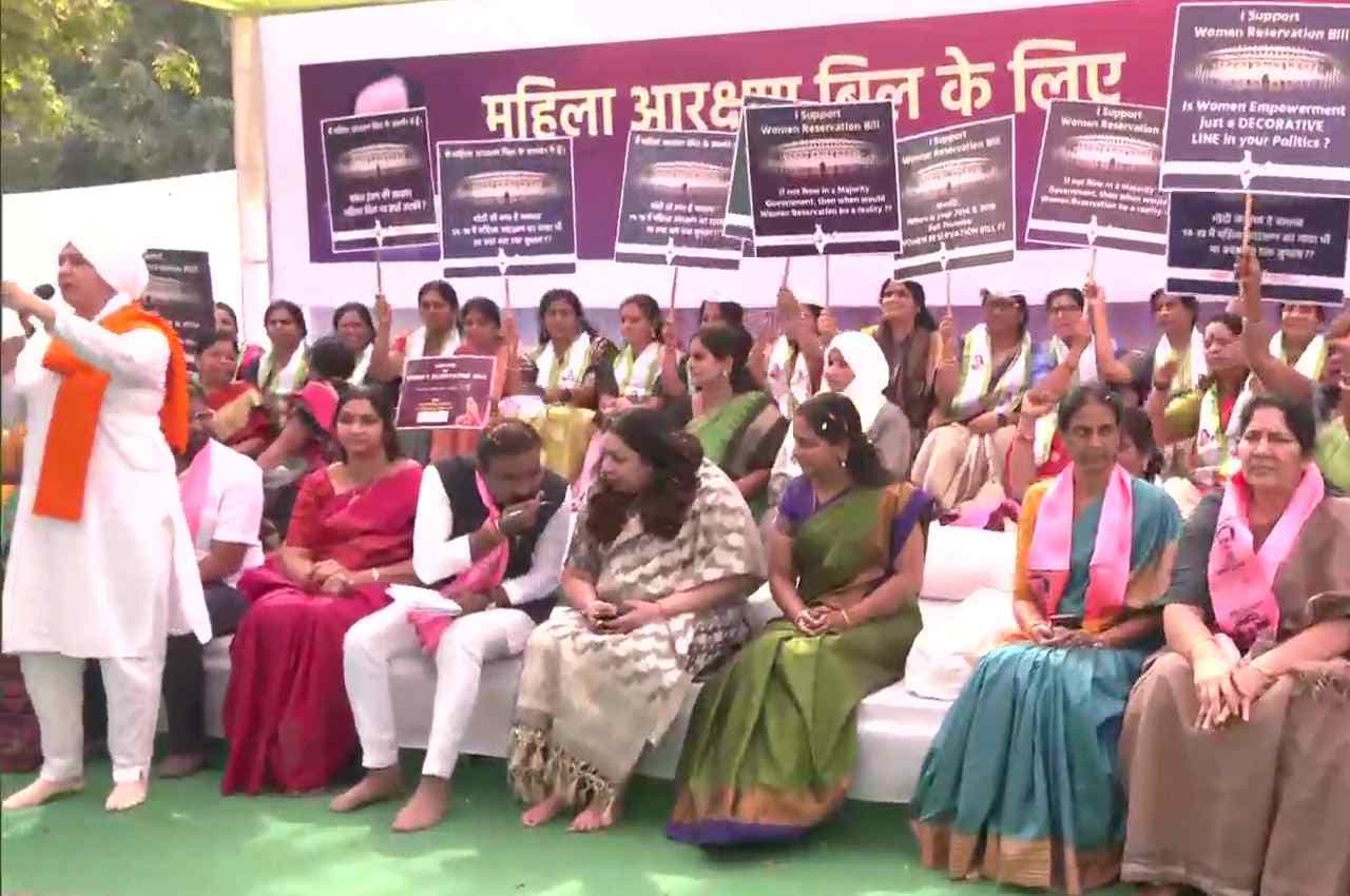 K Kavitha Hunger Strike: महिला आरक्षण बिल के लिए तेलंगाना CM की बेटी का भूख हड़ताल, मंच पर दिखी विपक्षी एकता