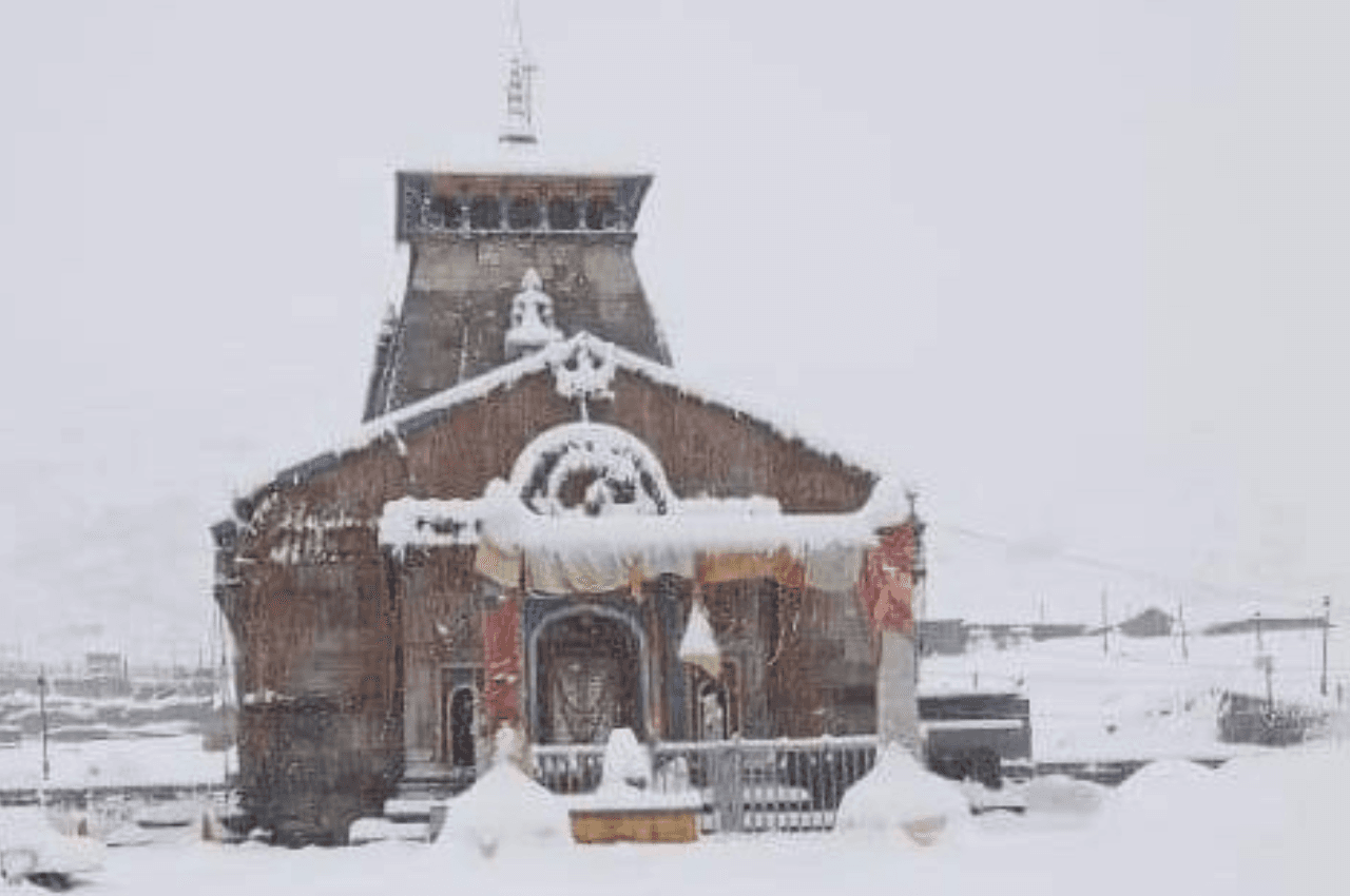 Uttarakhand Weather: नैनीताल में उफनाए बरसाती नाले में बह गई बस, बर्फबारी से ढंका केदारनाथ धाम, अलर्ट जारी