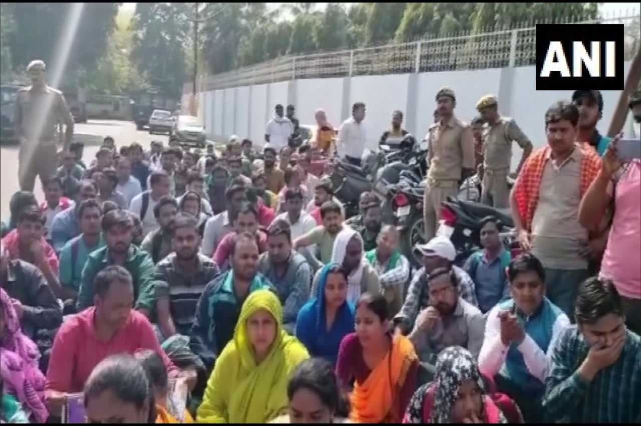 उप्र में 69000 शिक्षक भर्ती का मामला; लखनऊ में चयनित शिक्षकों ने शिक्षा मंत्री का घेरा घर, पुलिस हिरासत में प्रदर्शनकारी