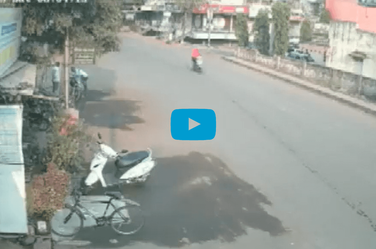 VIDEO: खाली सड़क पर बेफिक्र होकर स्कूटी से घर जा रही थी लड़की, अचानक फट गई धरती...आया सैलाब