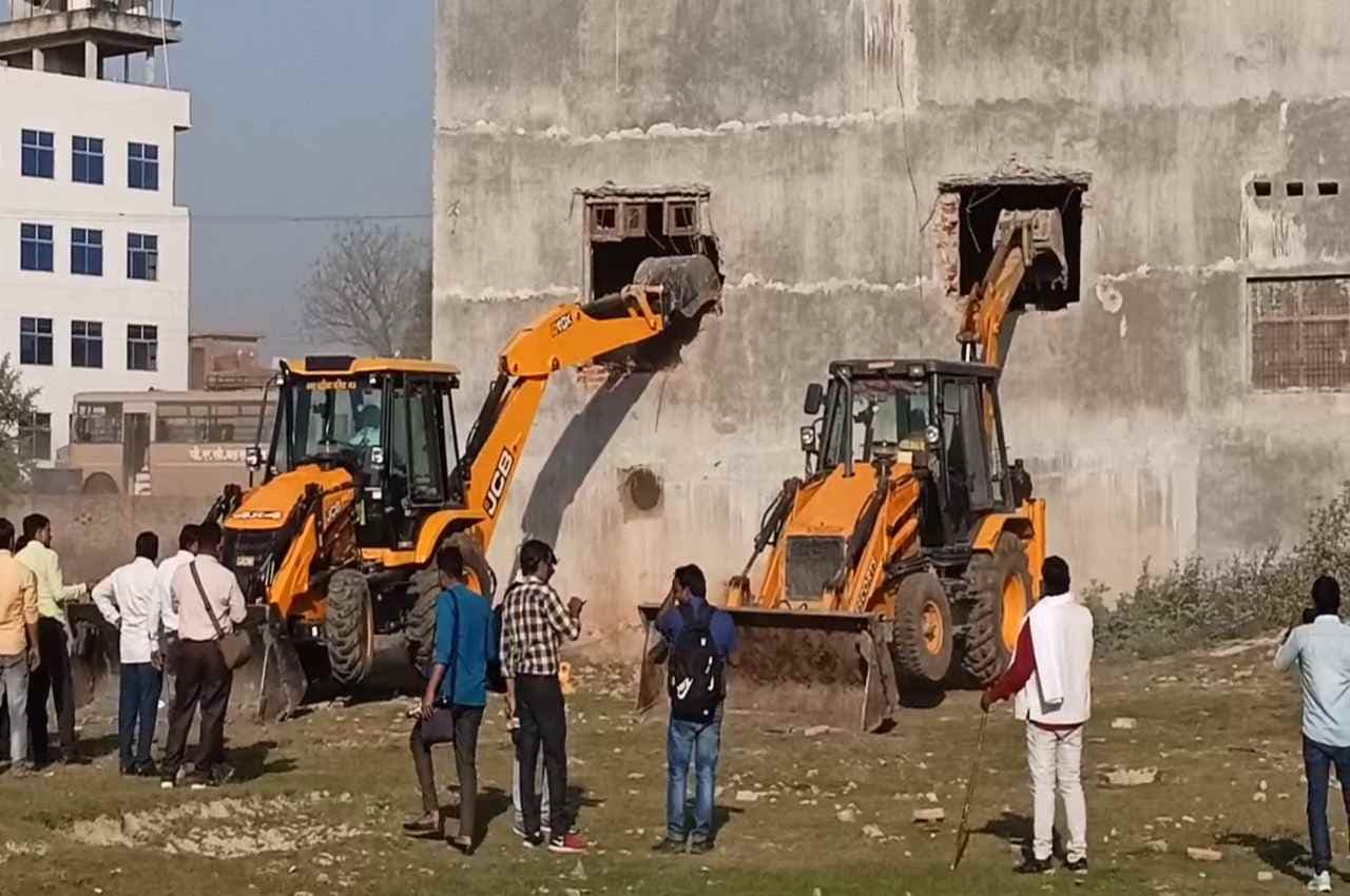 अतीक के साथ मुख्तार कुनबे पर भी चला बुलडोजर, अब्बास और उमर अंसारी का दो मंजिला मकान गिराया, देखें Photos