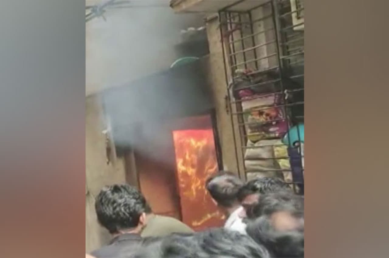 मुंबईः 72 घंटे में दूसरा बड़ा अग्निकांड; सात मंजिला इमारत में लगी आग, 80 लोगों को बचाया गया