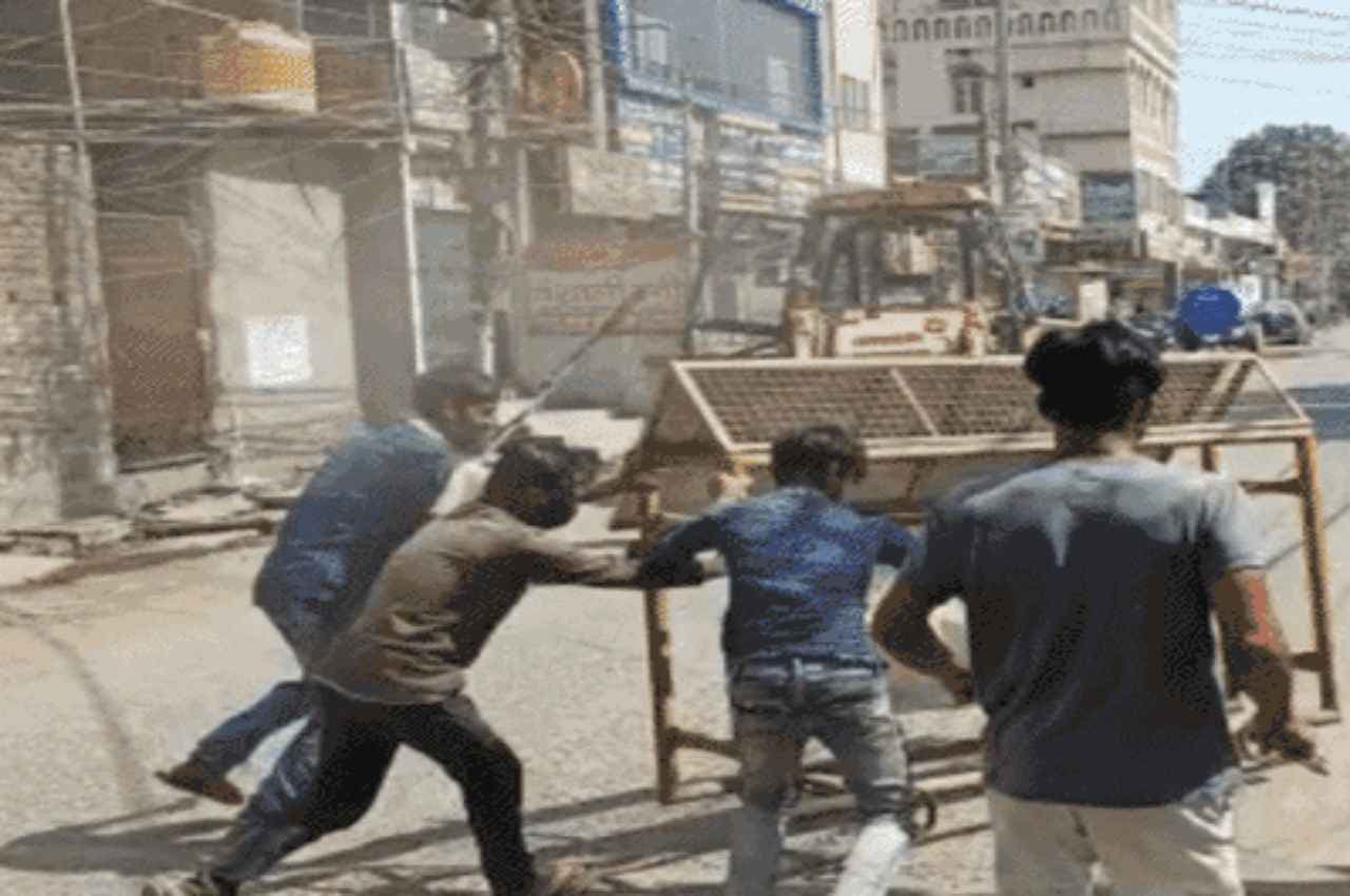 Muzaffarpur News: कोचिंग से लौट रहे छात्र को जेसीबी ने कुचला, हंगामे पर पुलिस का लाठीचार्ज, फिर हो गया बड़ा बवाल