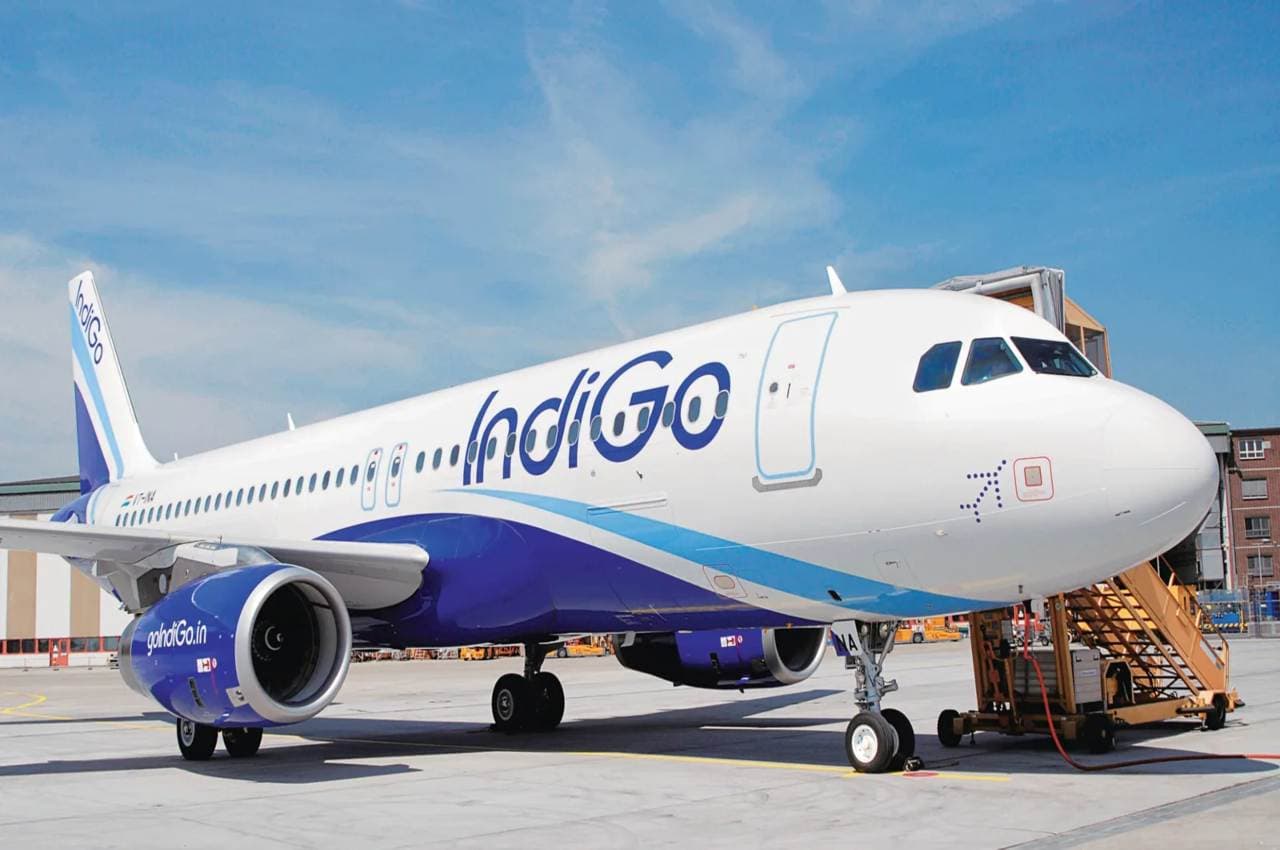 IndiGo Flight: गोवा में यात्री ने उड़ान भरने से पहले विमान के इमरजेंसी गेट से की छेड़छाड़, गिरफ्तार