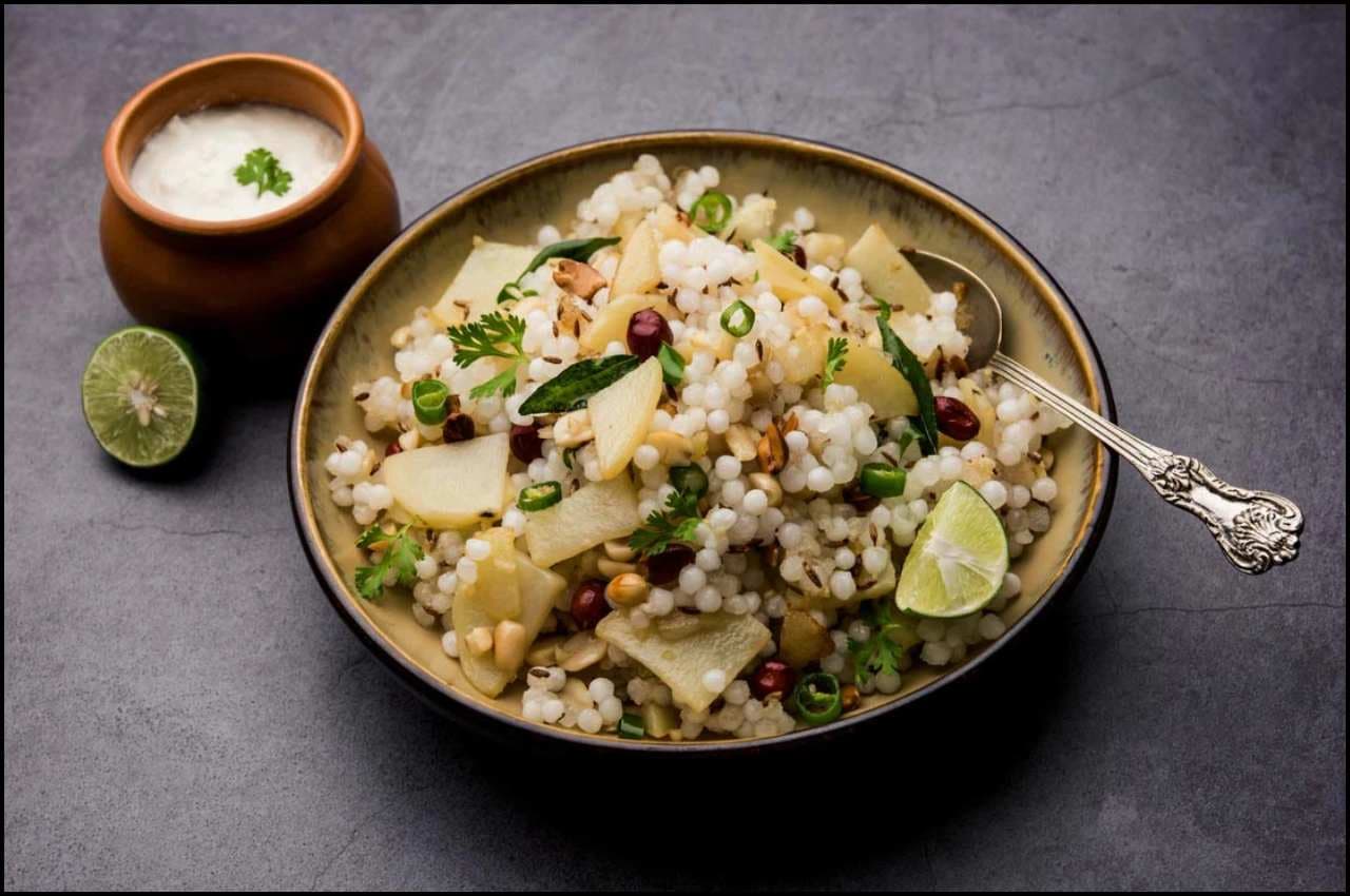 Navratri Vrat Recipe: व्रत में झटपट बनाएं साबूदाने की खिचड़ी, जानें रेसिपी