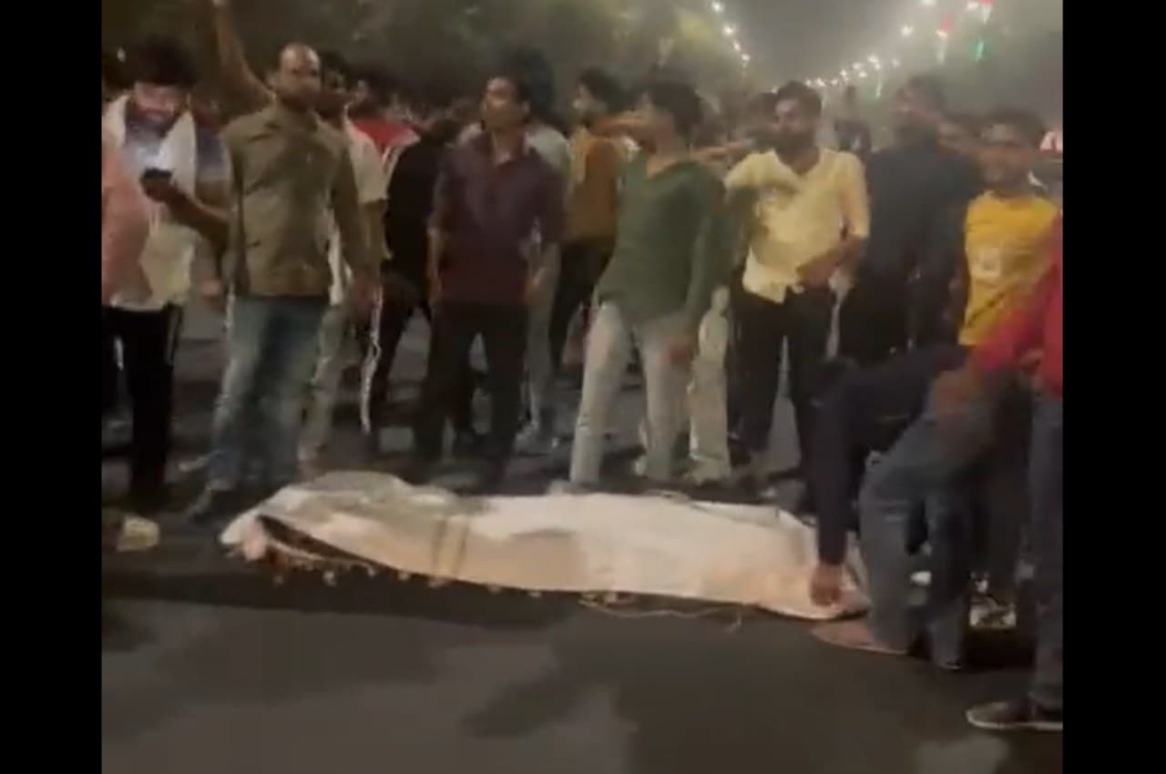 Noida: हाउसिंग सोसायटी के पीछे मिली युवक की लाश, गुस्साए परिवार वालों ने कर दिया ये काम