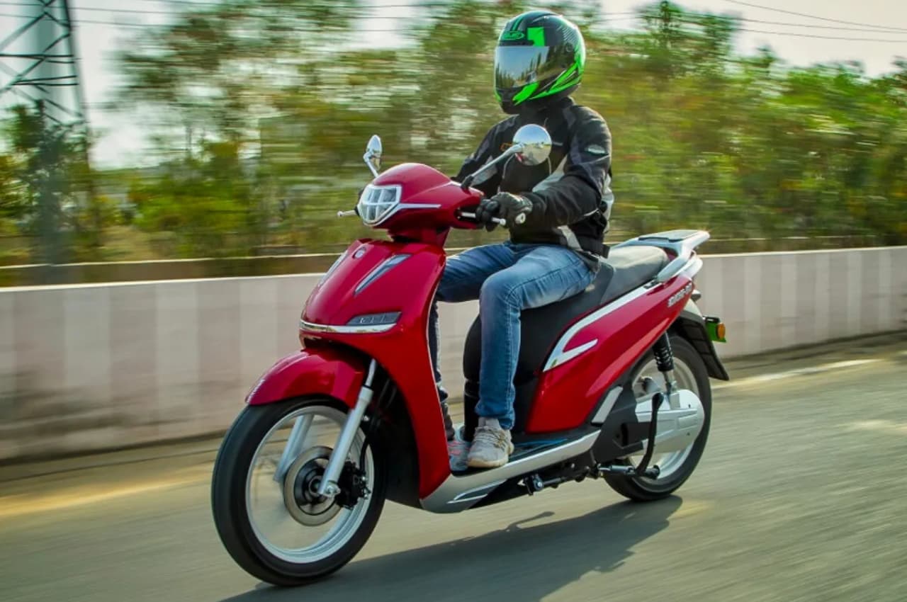 इस EV Scooter को खरीदने के लिए लगी हैं लाइनें, देने होंगे महज 2000 रुपये, कहीं देर न हो जाए