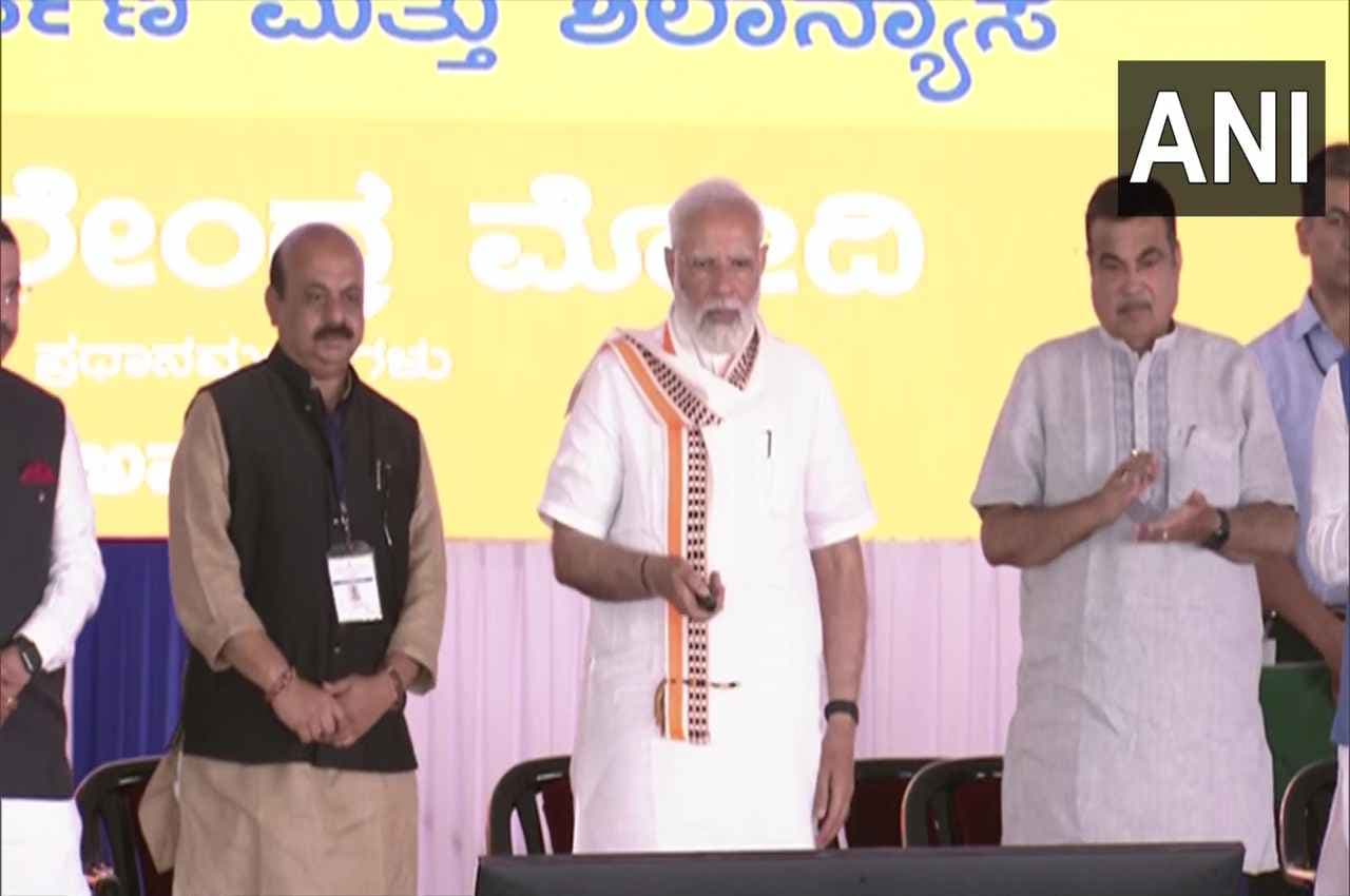 Mission Karnataka: कांग्रेस-जेडीएस के गढ़ में पीएम मोदी का रोड शो, 6 नेशनल हाईवे प्रोजेक्ट्स की रखी आधारशिला