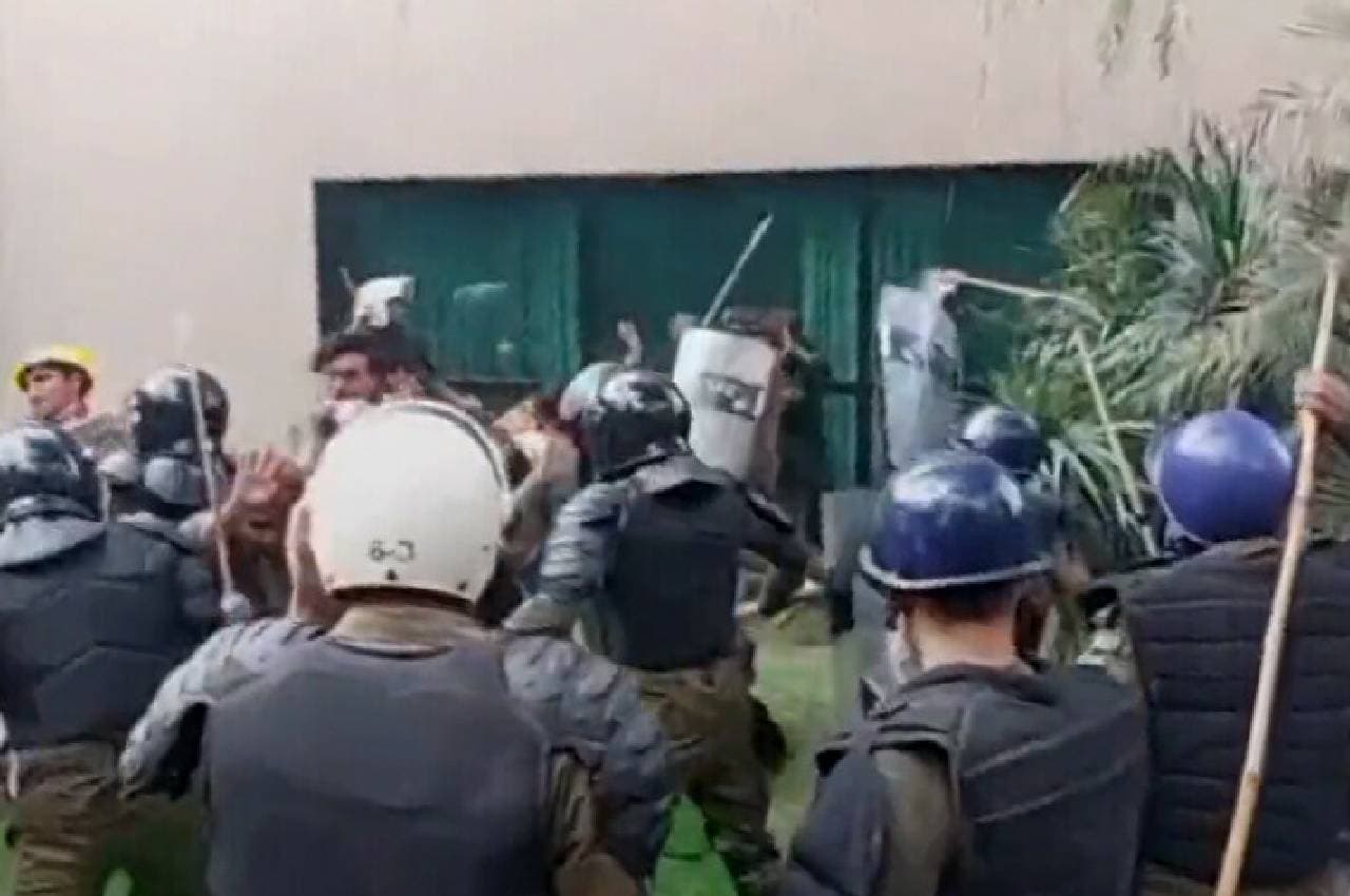 Pakistan News: पूर्व पीएम इमरान खान के घर 'जमान पार्क' में बुलडोजर लेकर घुसी पुलिस, समर्थकों के साथ हुई झड़प
