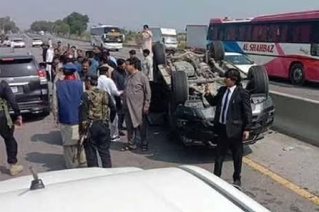 Pakistan News: पूर्व पीएम इमरान खान के काफिले की कार हादसे की शिकार, पेशी के लिए जा रहे थे कोर्ट