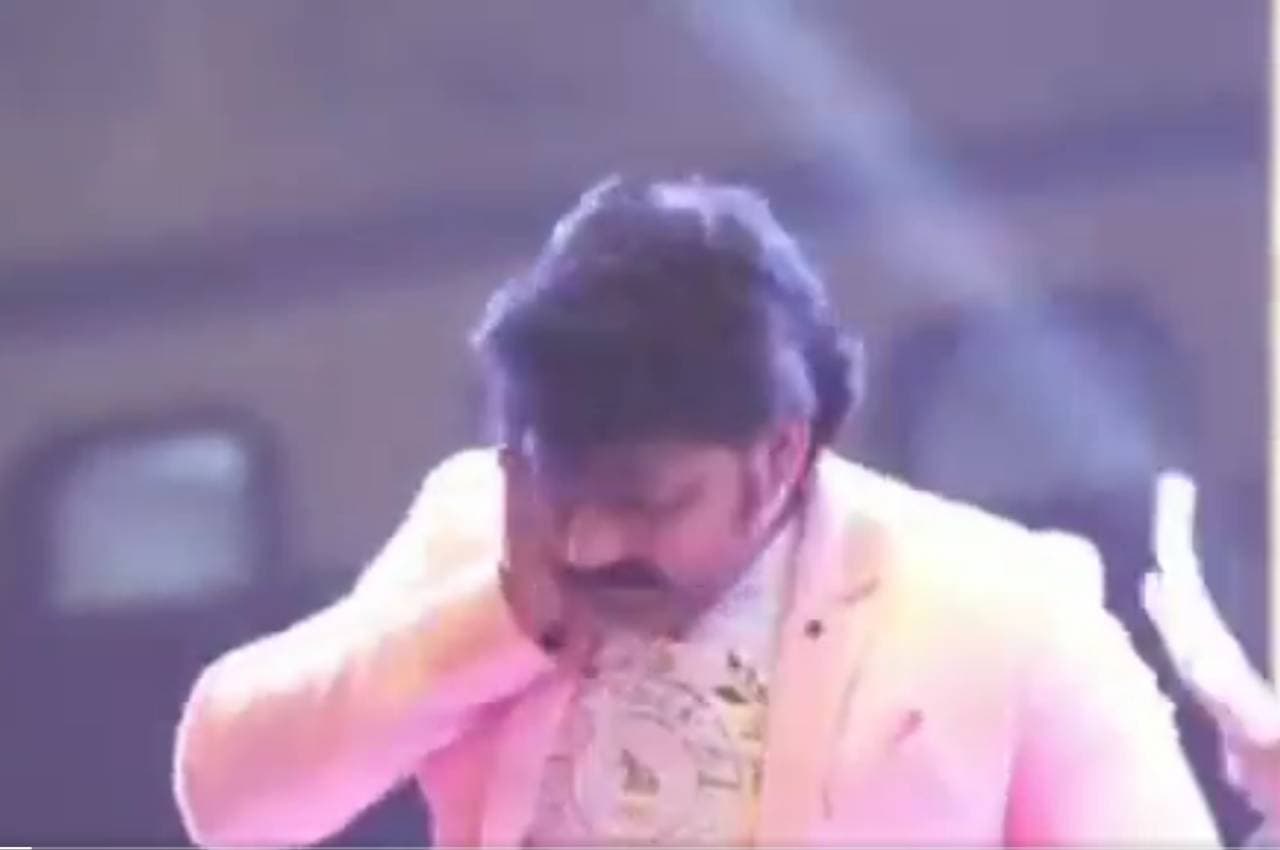 VIDEO: भोजपुरी सिंगर पवन सिंह को LIVE शो में मारा पत्थर, बोले- यहां कौन दुश्मन आया; पुलिस ने किया लाठीचार्ज