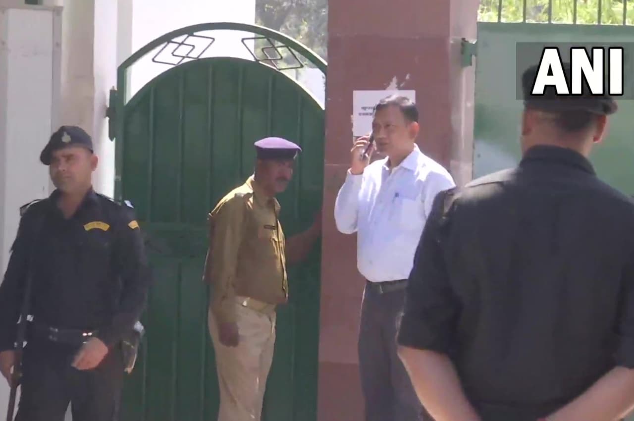 पटना में राबड़ी देवी के घर CBI का छापा, IRCTC घोटाले को लेकर चल रही है जांच