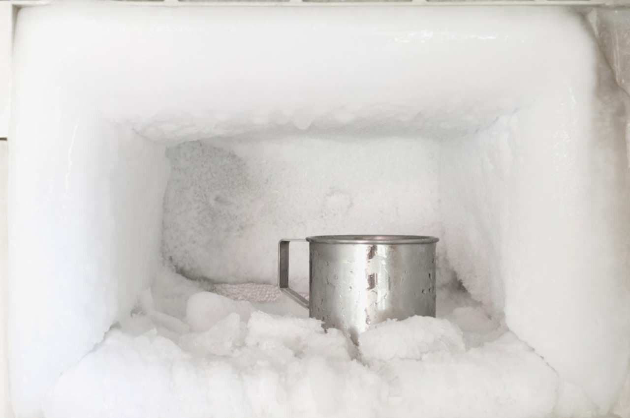 Refrigerator Tips: क्या आपके फ्रिज में बर्फ के पहाड़ों का लग रहा है ढेर? बस कर लें ये काम