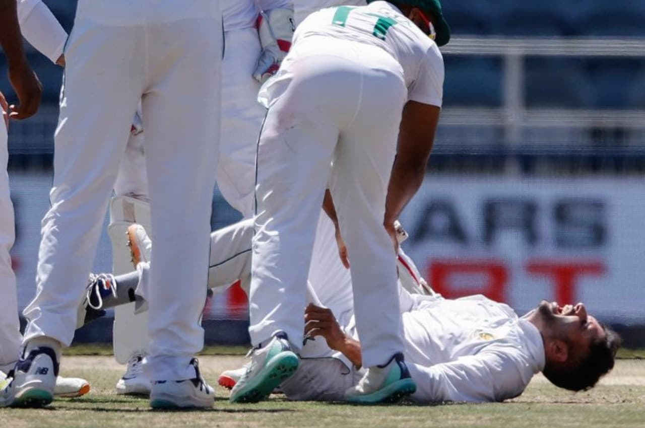 SA vs WI: विकेट का जश्न मना रहा था स्टार गेंदबाज, फिर स्ट्रेचर पर ले जाना पड़ा बाहर