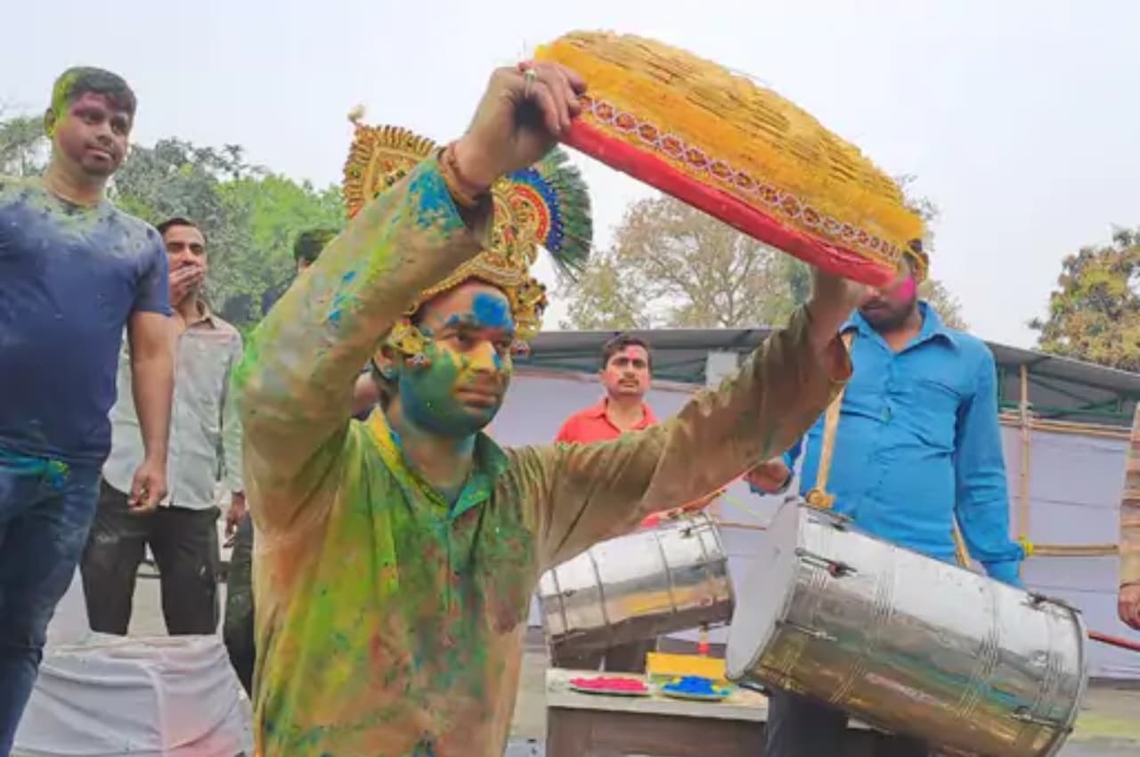 तेजप्रताप खेल रहे थे लट्ठमार होली, सरकारी बंगले से हो गई 5 लाख की चोरी