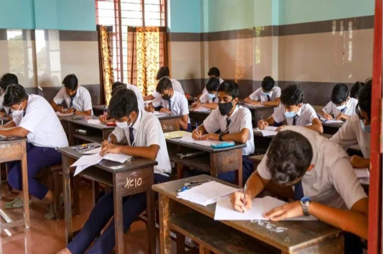 UP Board Exam: बोर्ड परीक्षा की कॉपियों को केंद्र से बाहर निकालकर हो रही थी चीटिंग, 4 अधिकारियों पर मुकदमा
