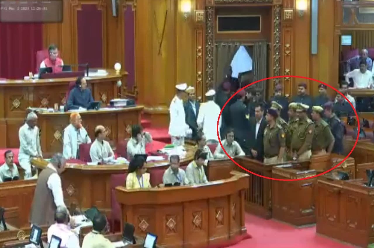 UP Assembly: यूपी विधानसभा में लगी अदालत, रिटायर्ड IAS समेत 6 पुलिसवालों को एक दिन की सजा, जानें मामला