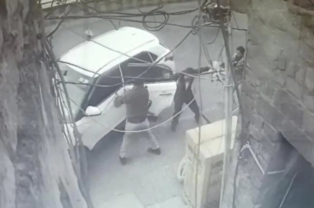 Umesh Pal Murder Case: अतीक के बेटे समेत 5 हत्यारोपियों पर ढाई-ढाई लाख रुपये का इनाम, DGP ने दिया ये आदेश