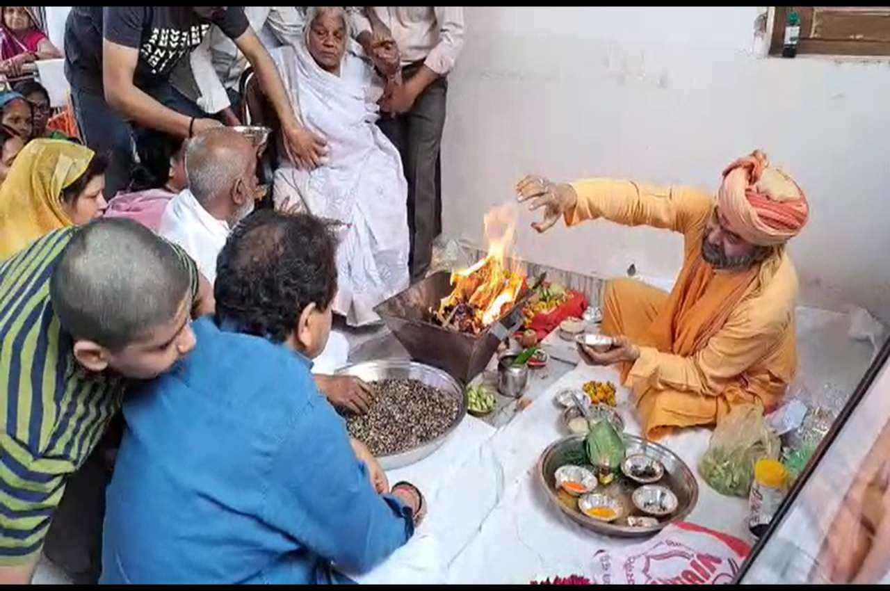 Umesh Pal Murder Case: तेरहवीं पर शांतिपाठ में उमेश पाल की मां बोलीं- अतीक के पूरे परिवार का खात्मा हो