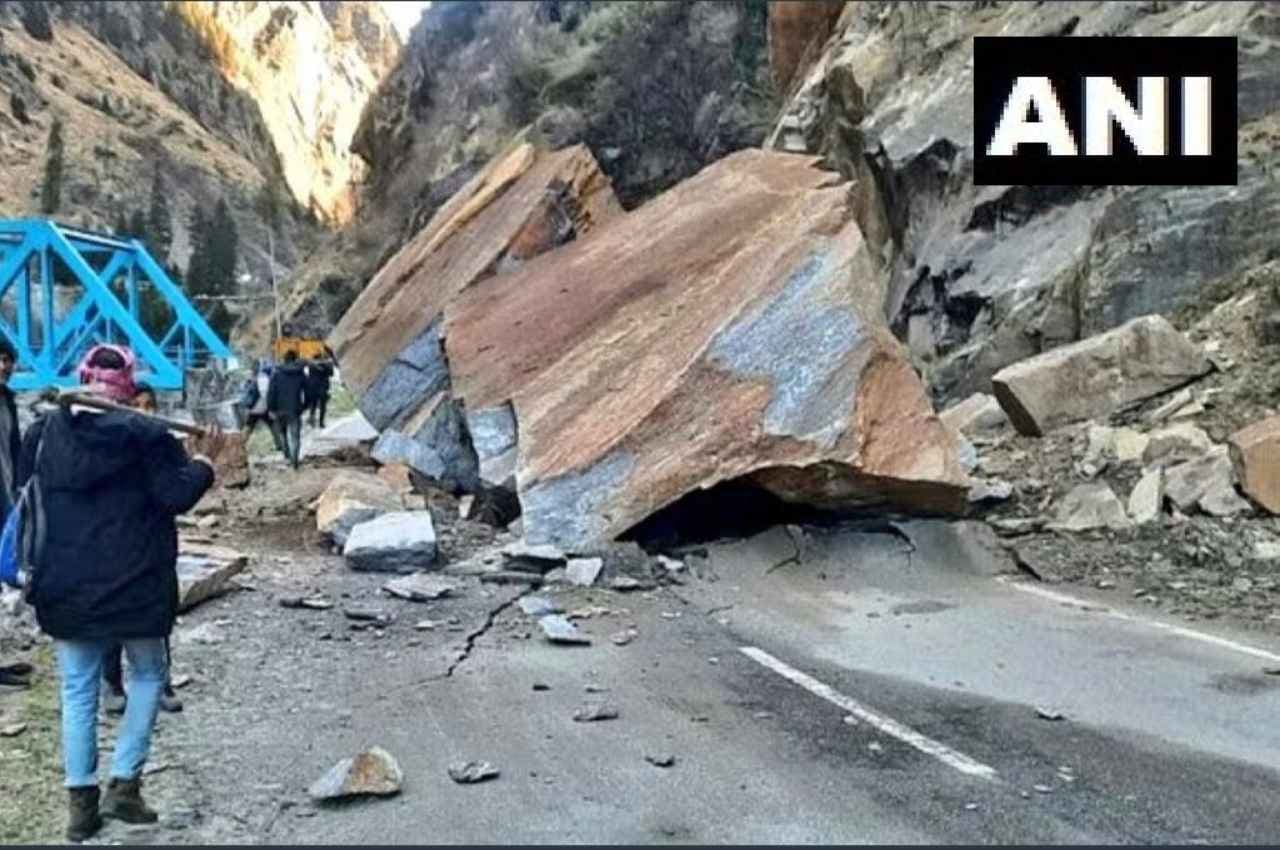 उत्तरकाशी में गंगोत्री नेशनल हाईवे पर अचानक गिरी चट्टान, दोनों ओर का फंसे वाहन