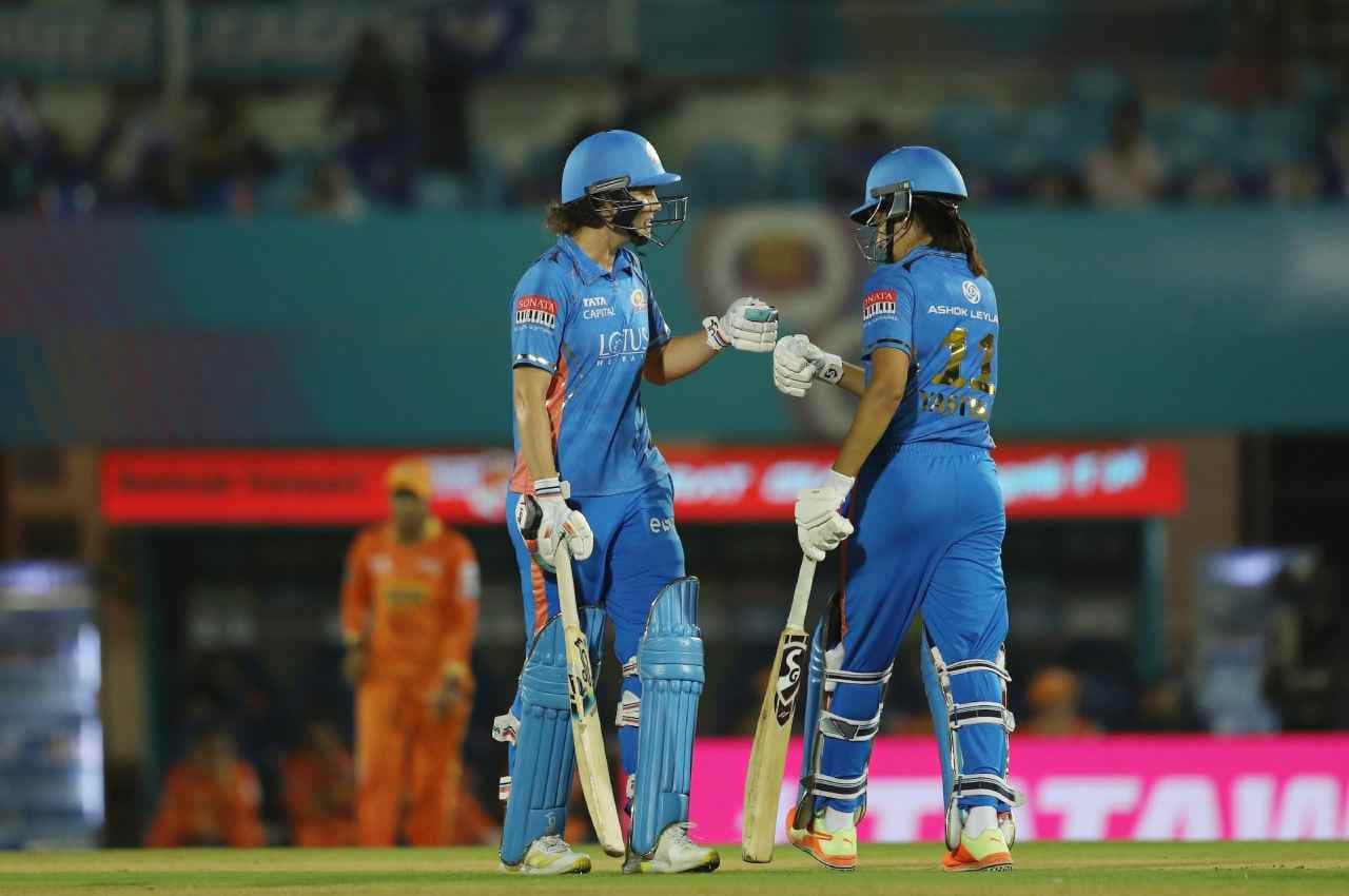 WPL 2023: गुजरात जायंट्स ने जीता टॉस, मुंबई इंडियंस की पहले बल्लेबाजी, देखें दोनों टीमों की Playing XI