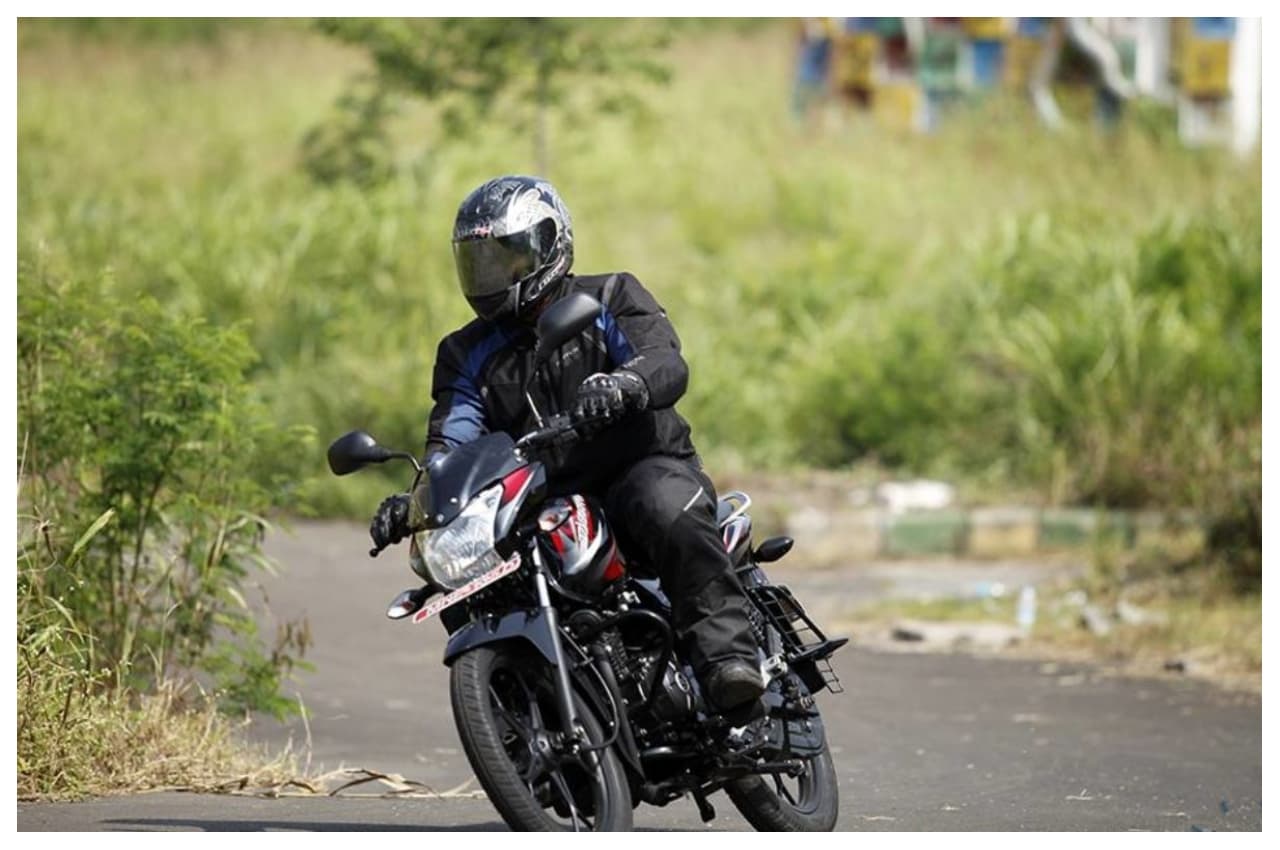 सभी लेटेस्ट फीचर्स और 60 kmpl की माइलेज, मिडिल क्लास के लिए बेस्ट है Bajaj की यह बाइक, जानें कीमत