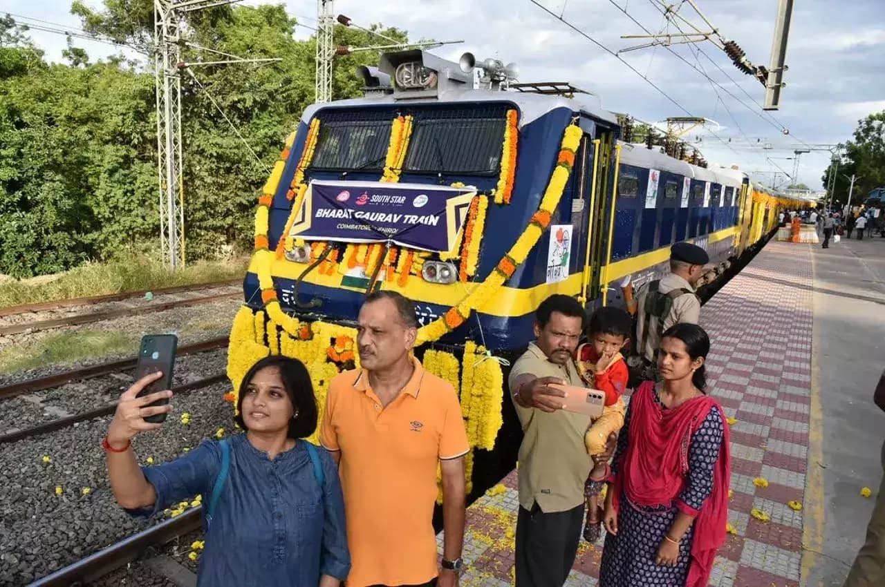 IRCTC's Unique Offer: कैसे एक पूरा कोच या ट्रेन बुक कर सकते हैं? अतिरिक्त शुल्क से भी बचेंगे, जानें
