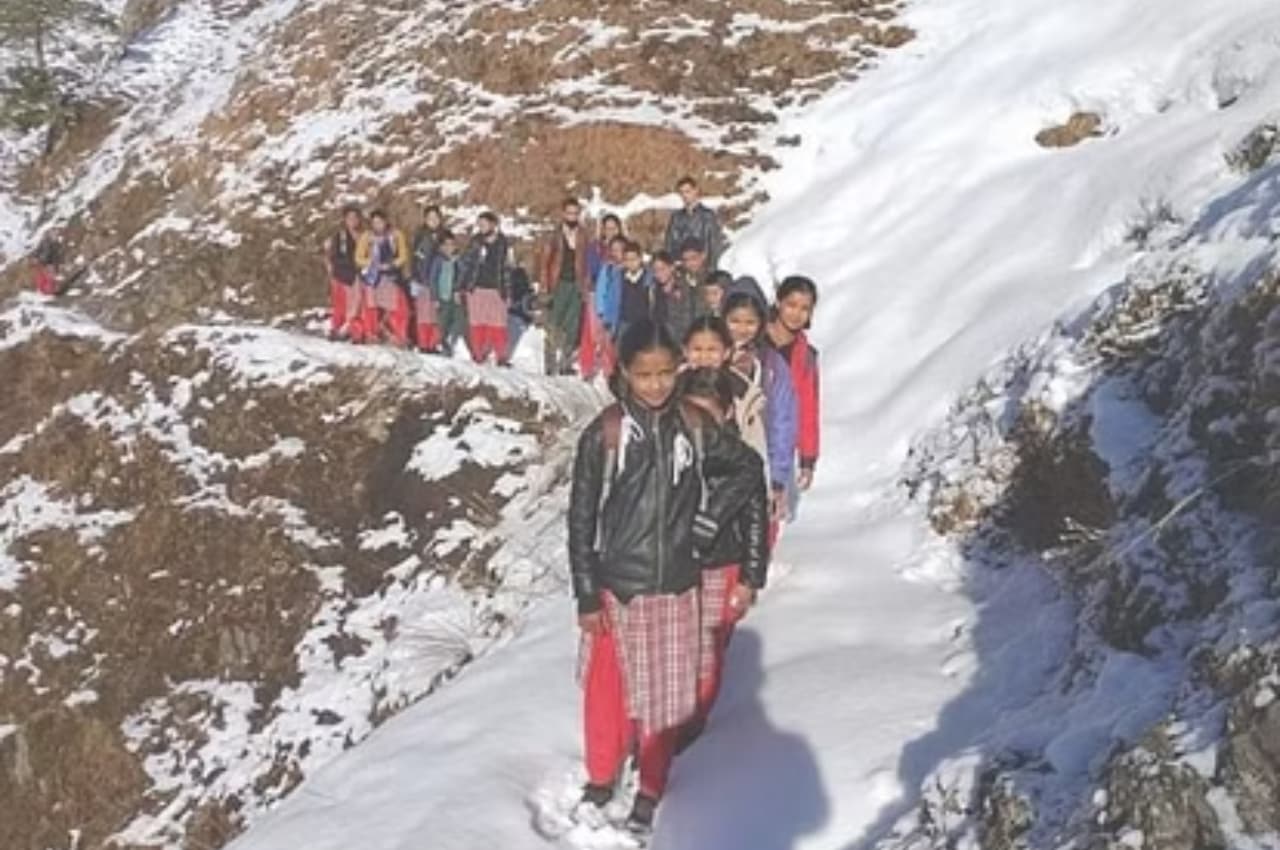 Himachal Pradesh: ऊंचे इलाकों में बर्फबारी, स्कूलों में 4 अप्रैल तक छुट्टियां