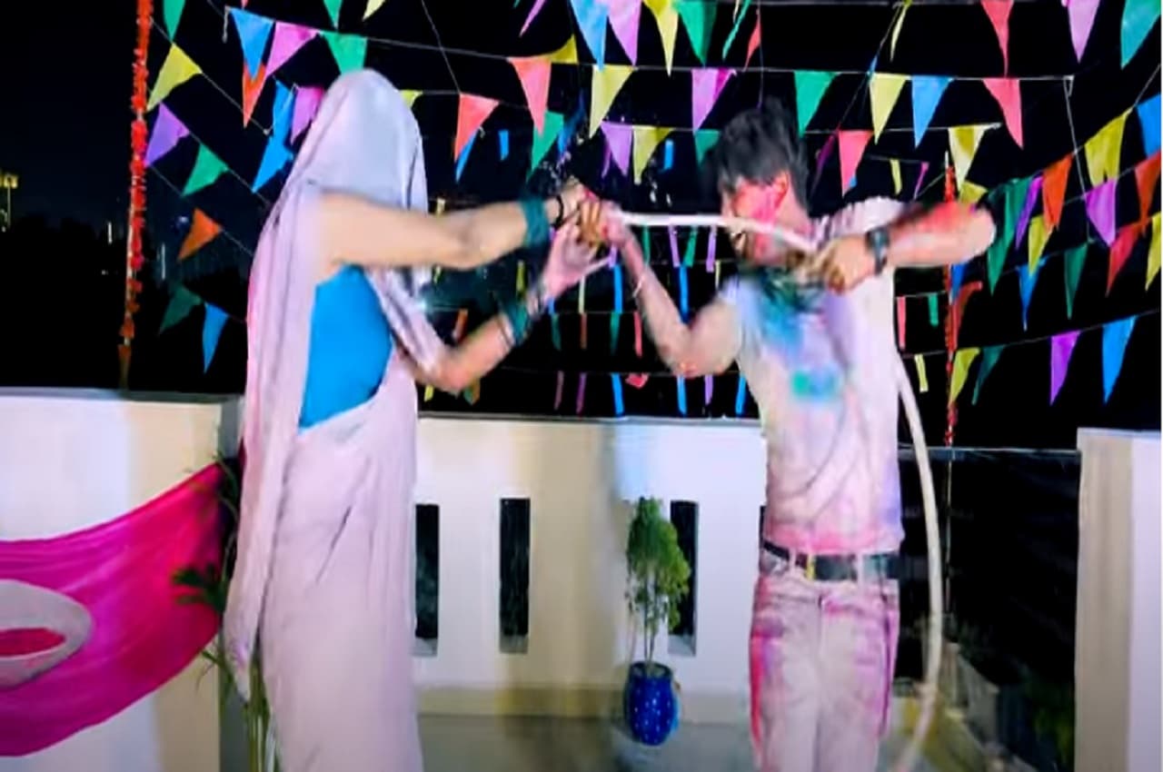 Bhabhi Holi Dance: भाभी के पीछे पड़ा देवर छत तक पहुंचा, जबरदस्ती रंग लगाकर नाचते हुए खेली 'गंदी होली'
