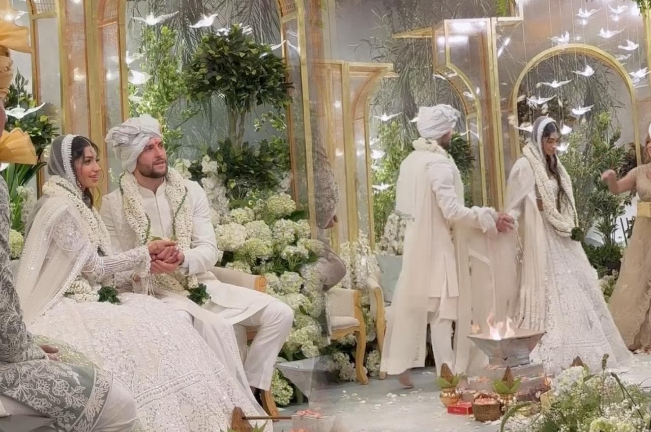 Alanna Panday Wedding: एक-दूजे के हुए अलाना पांडे और इवोर मैकक्रे, देखें शादी की इनसाइड तस्वीरें