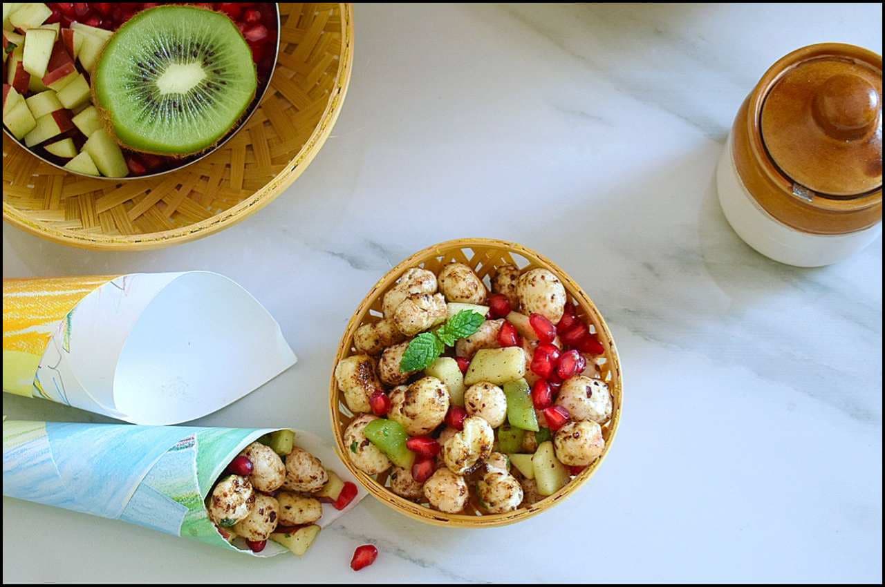 Makhana Chaat: करना है लाइट ब्रेकफास्ट? तो ट्राई करें मखाना चाट रेसिपी