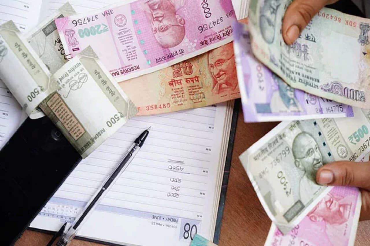 Top FD Return: ग्राहकों की आई मौज! इस बैंक ने एफडी पर देना शुरू की 9.50 फीसदी की ब्याज, लग गई लाइन