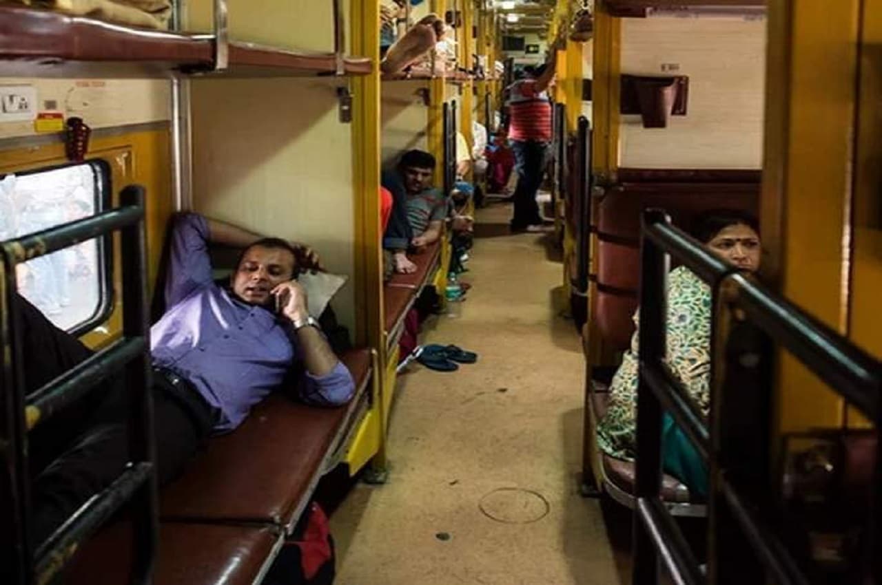 Night Sleeping Rule in Train: भारतीय रेलवे ने ट्रेन में सोने के संबंध में ये नए नियम जारी किए, जल्दी जानें नहीं तो होगी सजा!