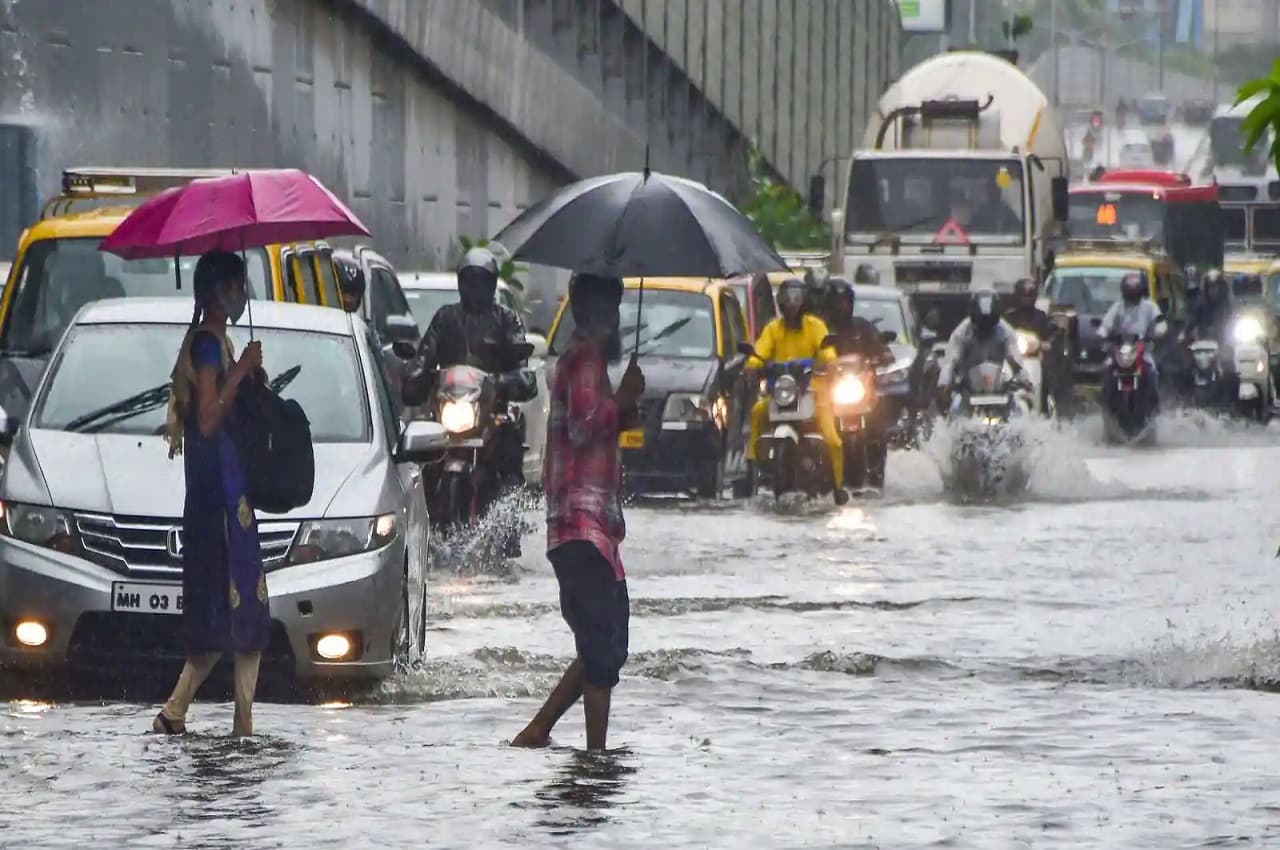 IMD issued Rain Alert: बेमौसम बारिश से इन राज्यों में खराब होंगे हालात, आज 11 जिलों में बारिश का अलर्ट जारी