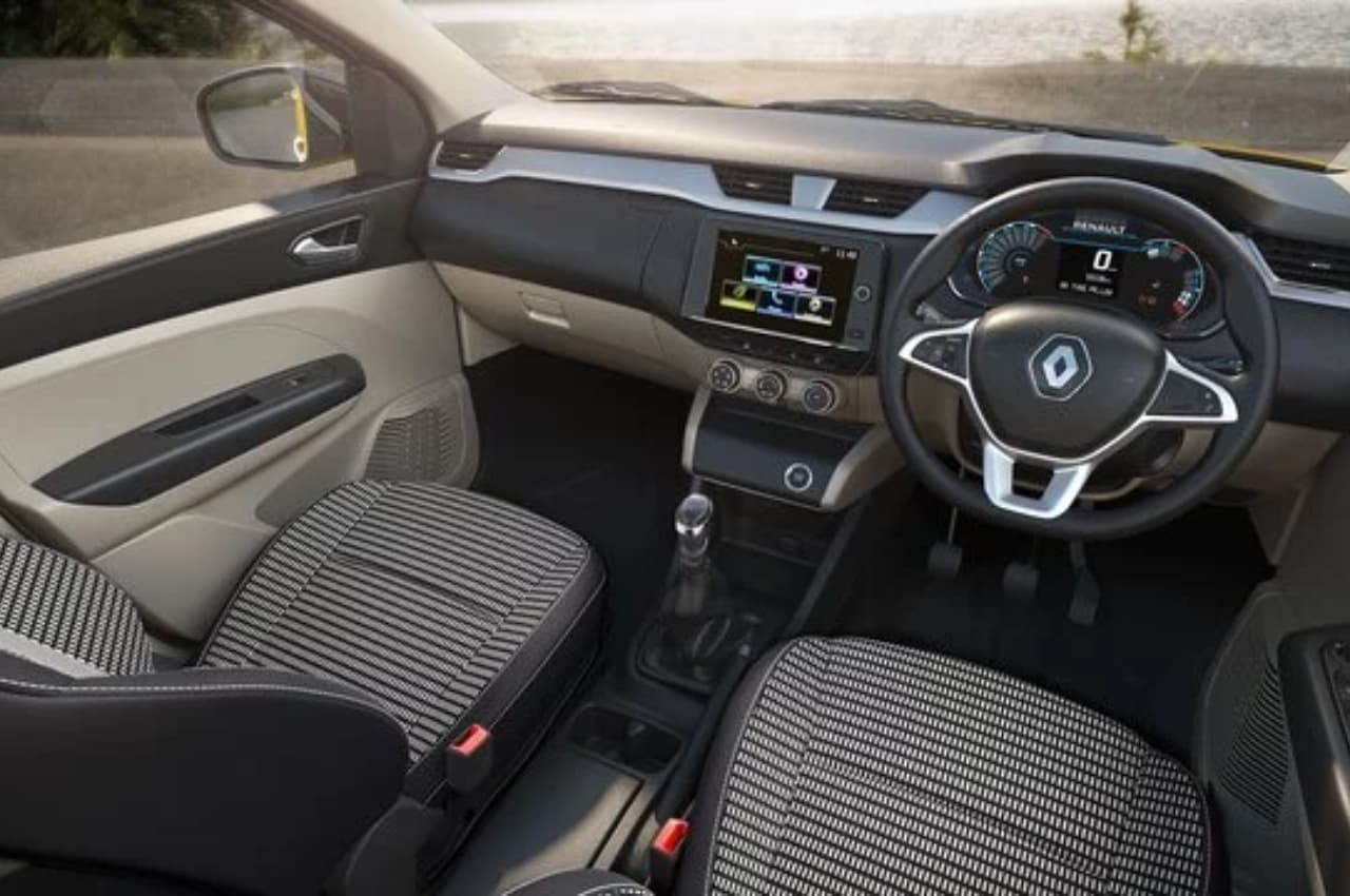 अरे काहे लें Hyundai Aura या Tata Punch जब 6 लाख से कम कीमत में मिल रही Renault की ये 7 सीटर धांसू कार