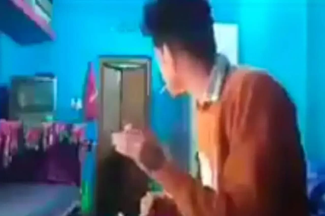 Viral Video: मां ने धूम्रपान करते हुए लड़के को पकड़ लिया, देखें- फिर एक भारतीय नारी ने क्या किया
