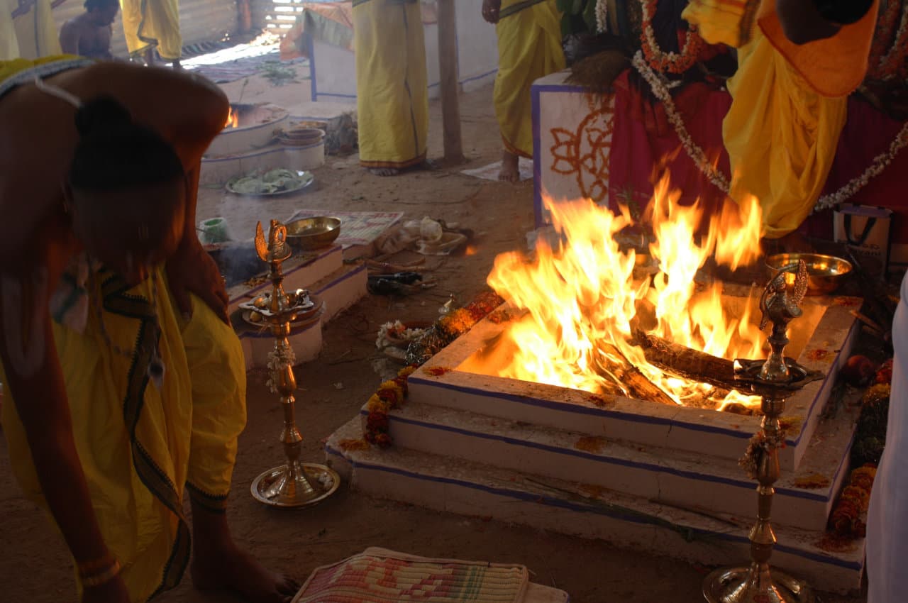 Yagya benefits: यज्ञ करने से प्रसन्न होते हैं देवता, देते हैं ये आशीर्वाद