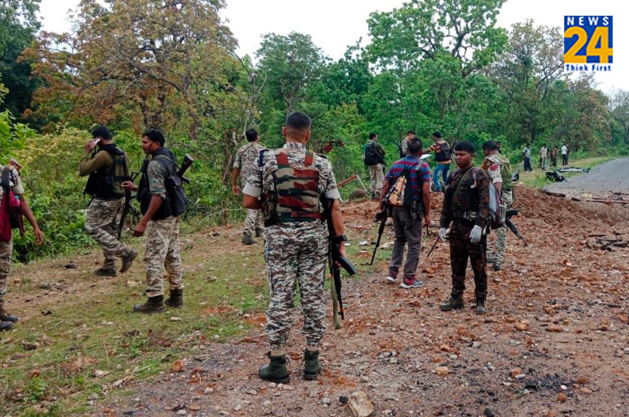 छत्तीसगढ़ में नक्सलियों ने इस तरह दिया हमले को अंजाम, देखिए घटना के बाद की तस्वीरें