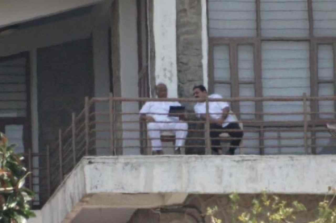 कांग्रेस ने शरद पवार को 'लालची' बताया, अडानी के साथ शेयर की तस्वीर; बीजेपी ने किया NCP चीफ का बचाव