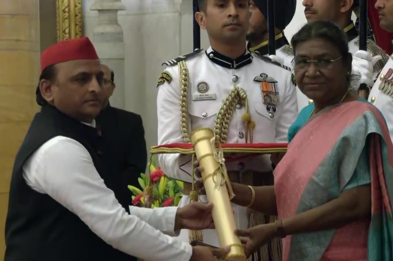 मुलायम सिंह को मरणोपरांत मिला पद्म विभूषण, बेटे अखिलेश यादव ने लिया सम्मान, देखें फोटो और वीडियो
