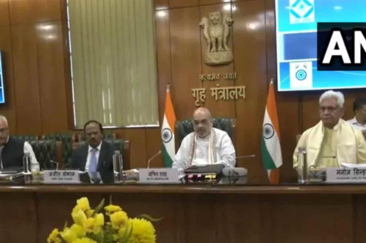 जम्मू-कश्मीर में सुरक्षा स्थिति पर अमित शाह की हाई लेवल मीटिंग, एलजी और NSA भी हुए शामिल