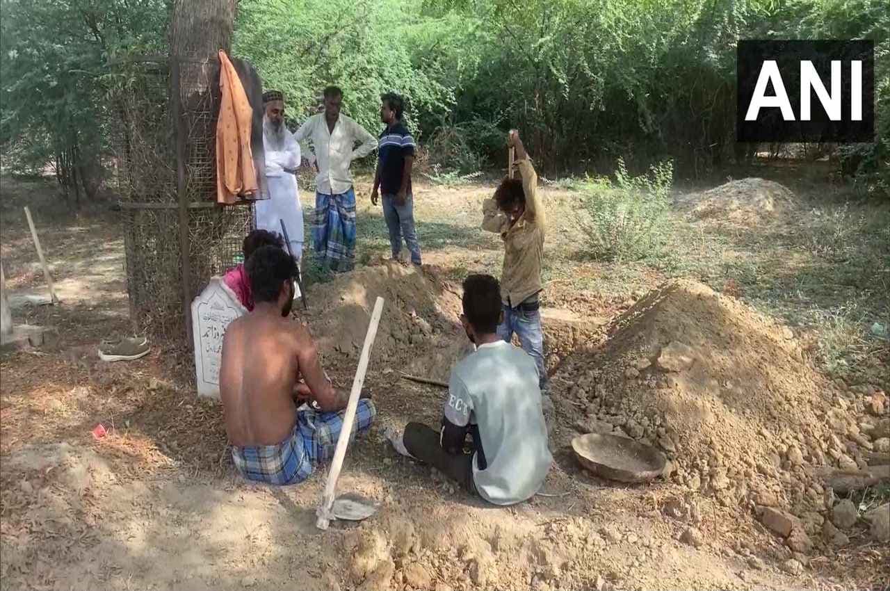 Video: प्रयागराज के कब्रिस्तान में असद को दफनाया, जनाजे में करीबी हुए शामिल; चाचा अशरफ बोला- अल्लाह की चीज थी, अल्लाह ने ले ली